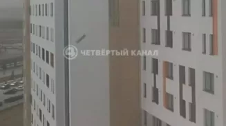 Из-за ураганного ветра в Новокольцовском обрушилась часть фасада общежития Из-за ураганного ветра в Новокольцовском обрушилась часть фасада общежития