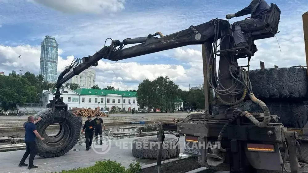 В Екатеринбурге монтируют трассу суперэндуро для байкеров на Исети у фонтана