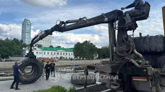В Екатеринбурге монтируют трассу суперэндуро для байкеров на Исети у фонтана В Екатеринбурге монтируют трассу суперэндуро для байкеров на Исети у фонтана