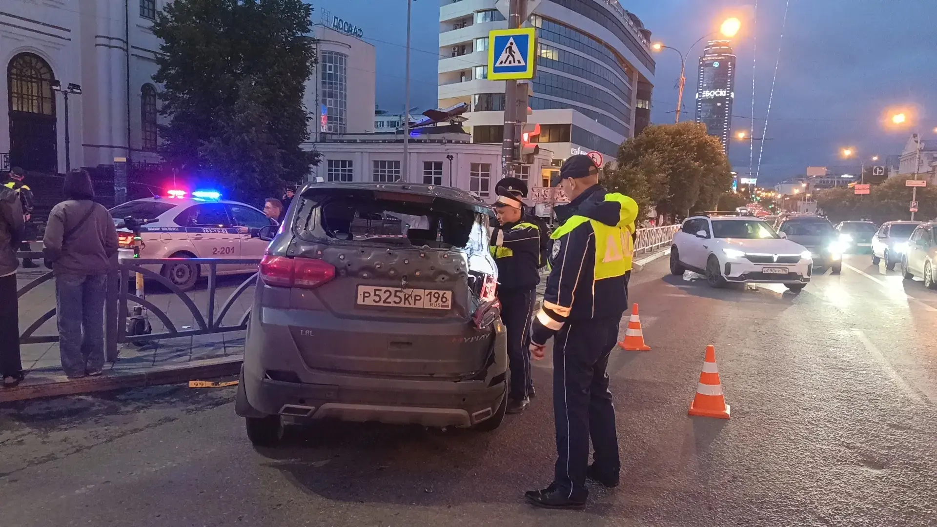 СК возбудил два уголовных дела после ДТП у храма «Большой Златоуст» СК возбудил два уголовных дела после ДТП у храма «Большой Златоуст»