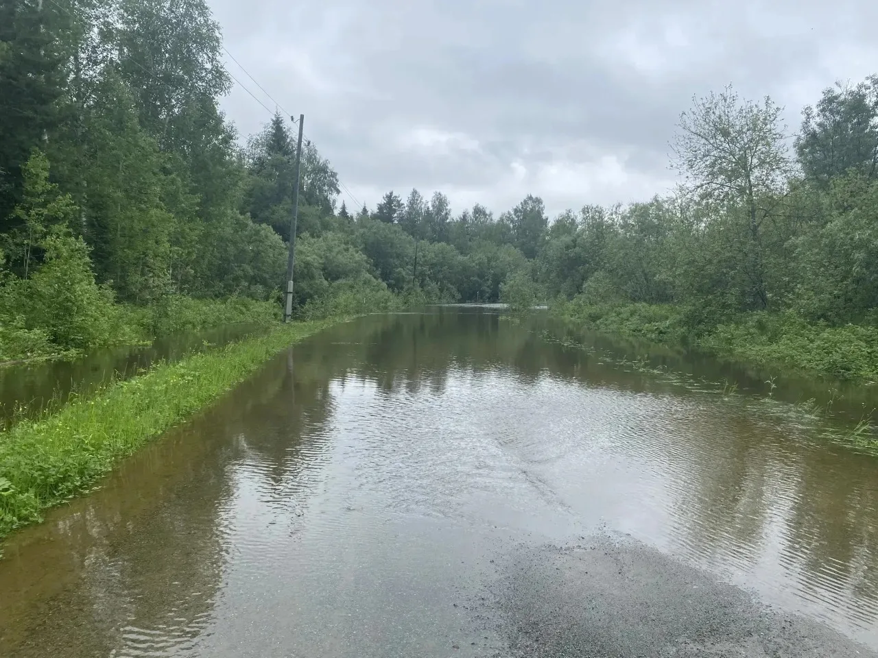 Вода размывает дороги: сразу в двух местах Свердловской области нарушено движение
