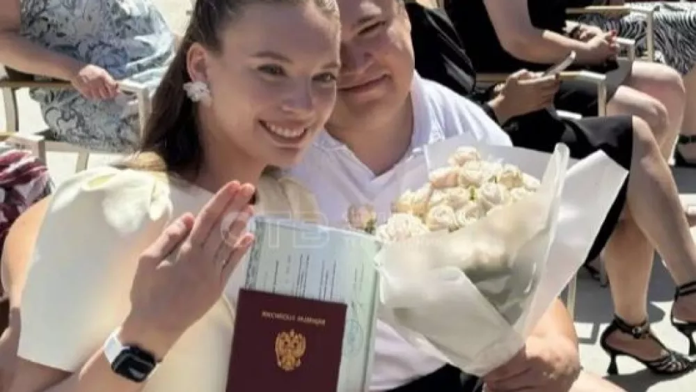 Студентке сделали предложение прямо на выпускном в медколледже