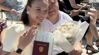 Студентке сделали предложение прямо на выпускном в медколледже Студентке сделали предложение прямо на выпускном в медколледже