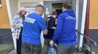 «Единая Россия» и «Молодая Гвардия» организовали подвоз воды в Первоуральске из-за потопа