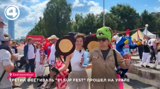 В Екатеринбурге прошёл костюмированный сапфест: 2 тысячи участников проплыли 5 км