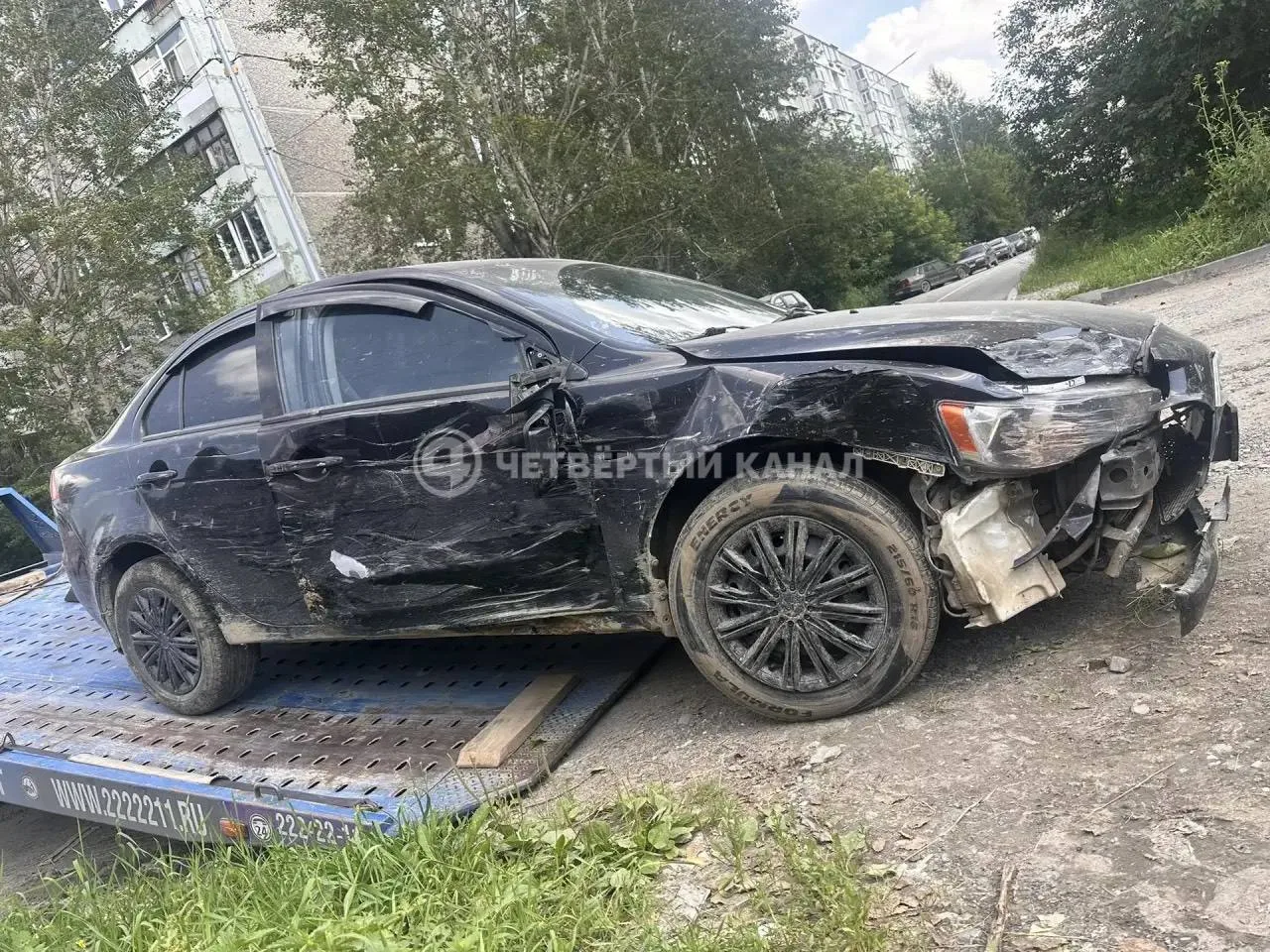 Ущерб — миллион рублей: подробности ночного ДТП с Mitsubishi во дворе Екатеринбурга