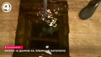Житель Эльмаша о воде во дворе: «Тут купаться можно» — потоп не связан с дождями Житель Эльмаша о воде во дворе: «Тут купаться можно» — потоп не связан с дождями