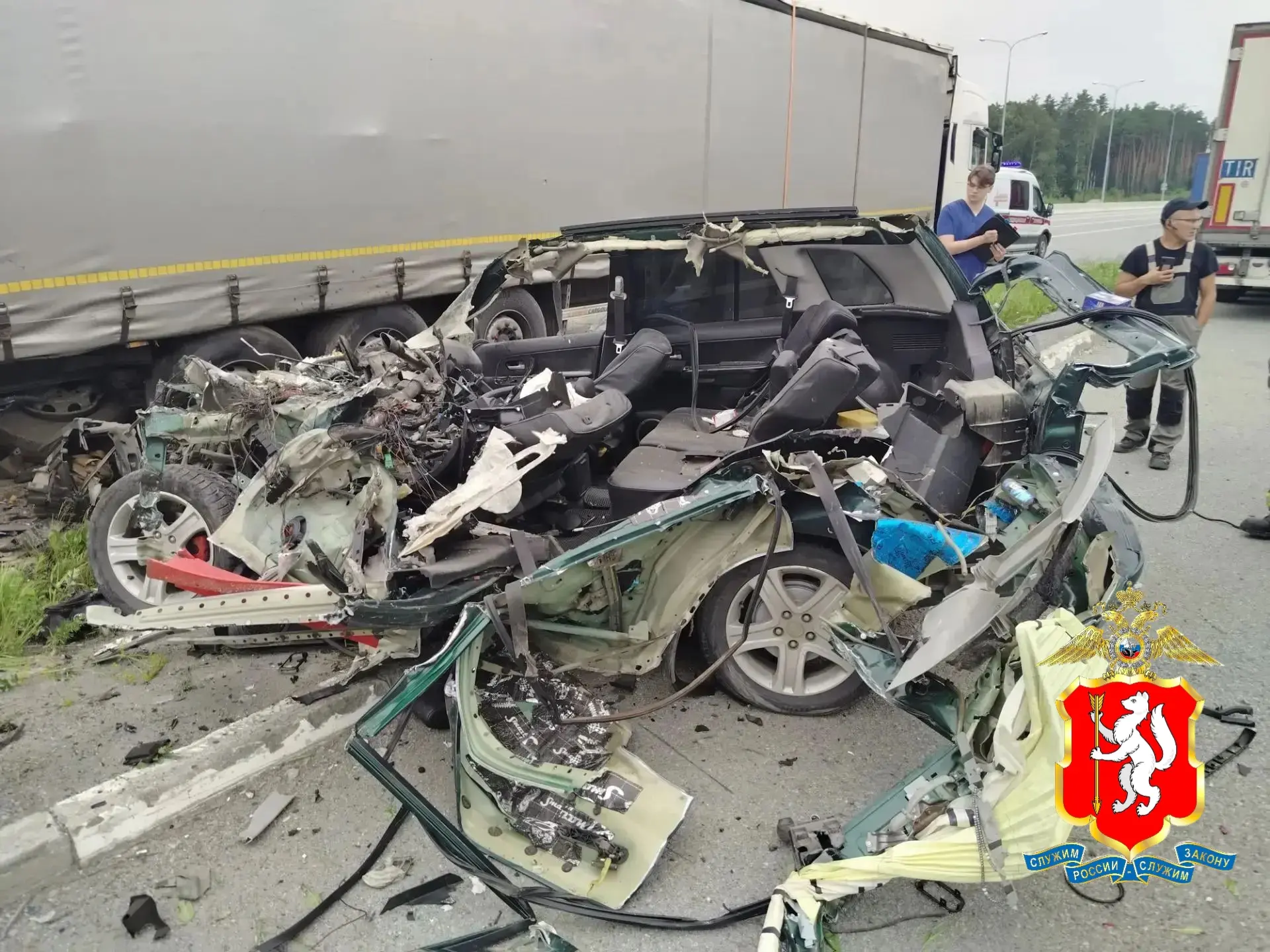 На ЕКАД легковушка врезалась в стоящую фуру: водитель погиб на месте