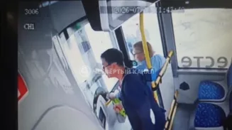На екатеринбуржца, который отпинал автобус, написали заявление