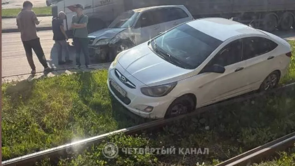 ДТП на путях остановило работу общественного транспорта на Уралмаш ДТП на путях остановило работу общественного транспорта на Уралмаш