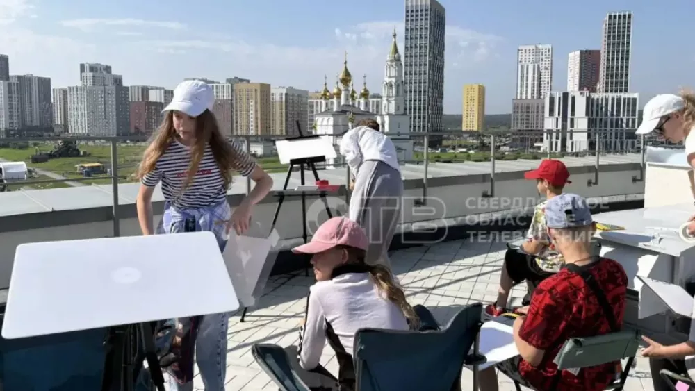 Пленэр устроили на крыше администрации Академического района Пленэр устроили на крыше администрации Академического района