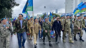 300 десантников прошли по центру Екатеринбурга