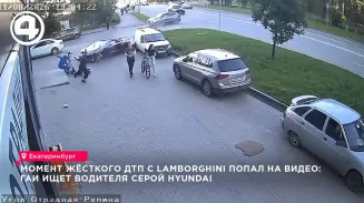 В Екатеринбурге момент ДТП с Lamborghini у дома на Отрадной попал на видеозапись В Екатеринбурге момент ДТП с Lamborghini у дома на Отрадной попал на видеозапись