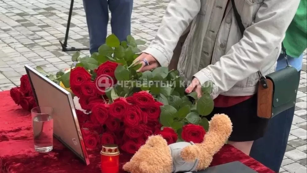 Стихийный мемориал в память о погибших в Татарстане появился в Екатеринбурге Стихийный мемориал в память о погибших в Татарстане появился в Екатеринбурге