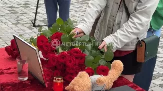 Стихийный мемориал в память о погибших в Татарстане появился в Екатеринбурге Стихийный мемориал в память о погибших в Татарстане появился в Екатеринбурге