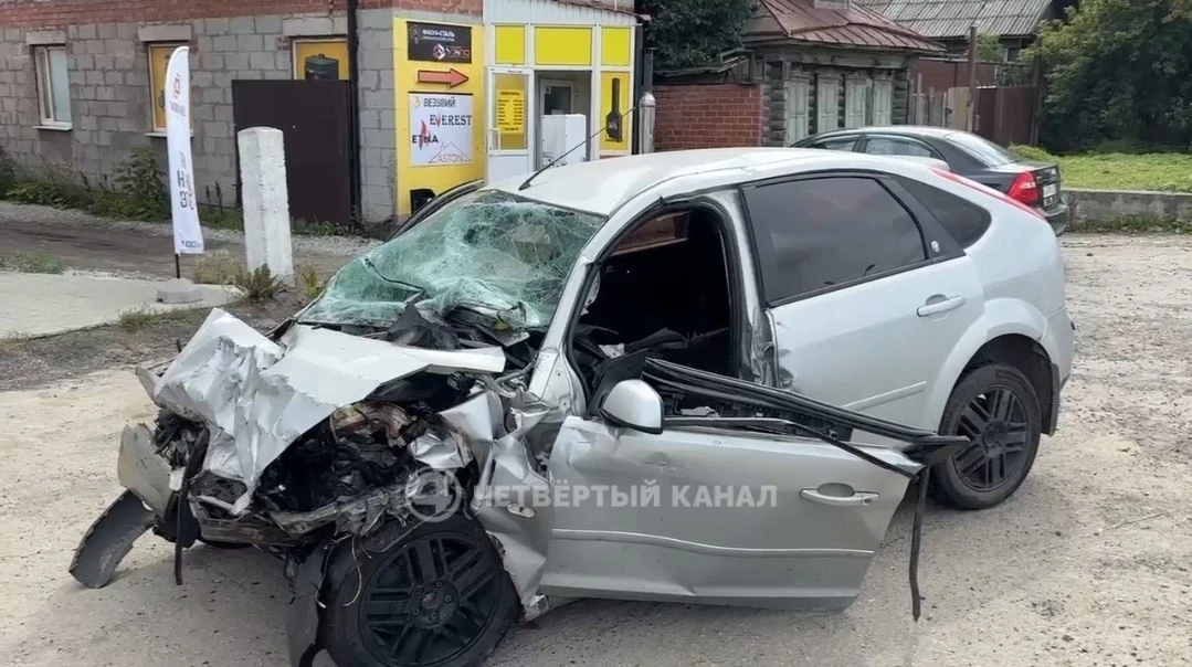 Лобовое столкновение авто на проспекте Космонавтов попало на камеры