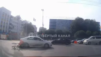 Курьера доставки сбили в центре Екатеринбурга
