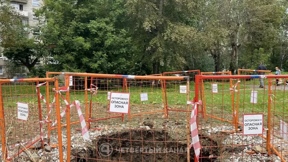 «Камень насквозь пробил люк»: при коммунальном ЧП в Пионерском пострадали как минимум пять машин «Камень насквозь пробил люк»: при коммунальном ЧП в Пионерском пострадали как минимум пять машин
