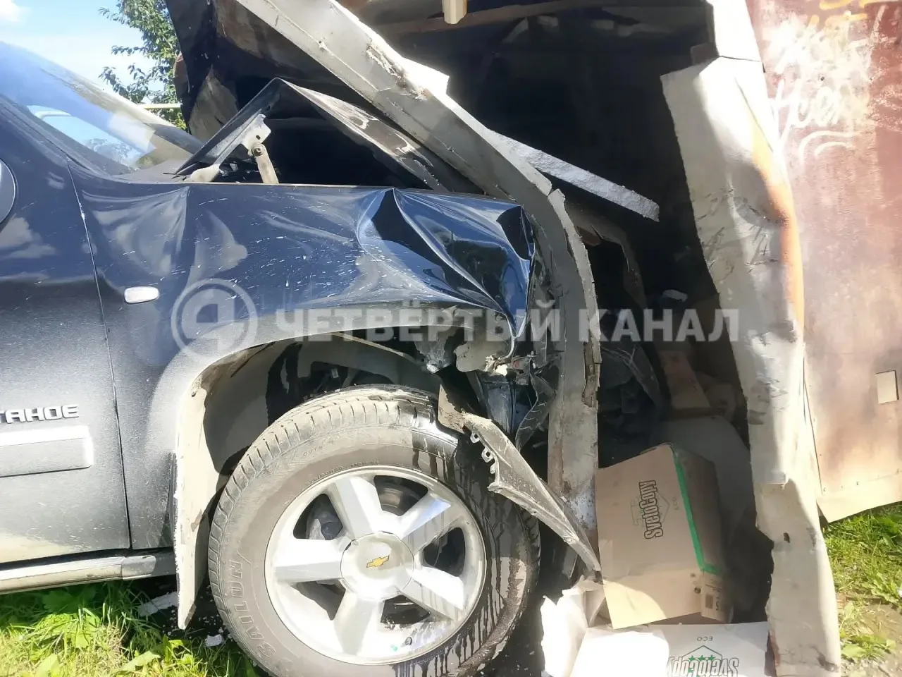 Пьяный водитель едва не сбил ребёнка и влетел в гараж в Шабровском Пьяный водитель едва не сбил ребёнка и влетел в гараж в Шабровском