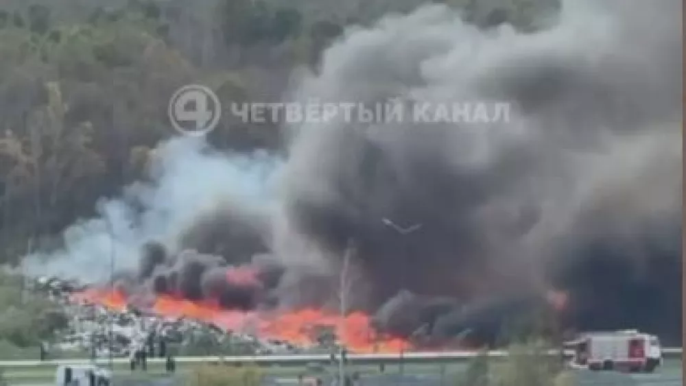 На ВИЗе рядом с ТЦ «Мега» загорелась свалка