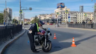 Подросток переходил дорогу на красный и попал в ДТП с мотоциклистом в Екатеринбурге Подросток переходил дорогу на красный и попал в ДТП с мотоциклистом в Екатеринбурге