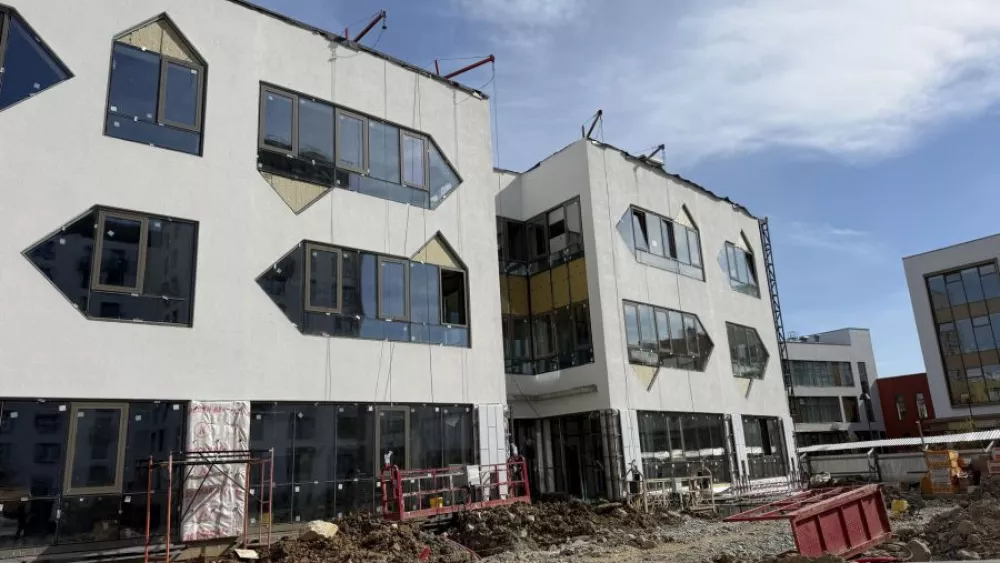 В Солнечном завершают остекление детского сада-подковы
