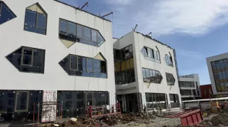 В Солнечном завершают остекление детского сада-подковы В Солнечном завершают остекление детского сада-подковы