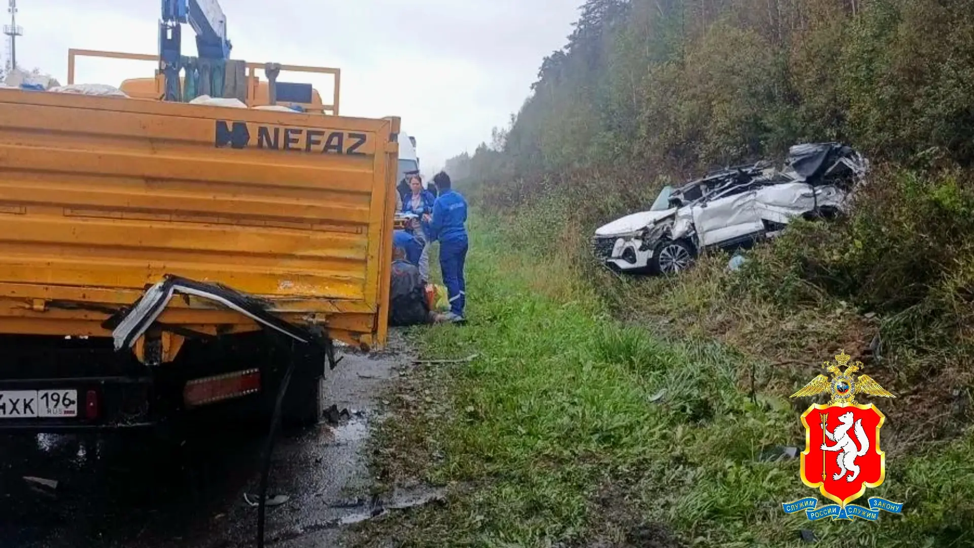 На Серовском тракте водитель погиб, врезавшись в стоящий «Камаз»