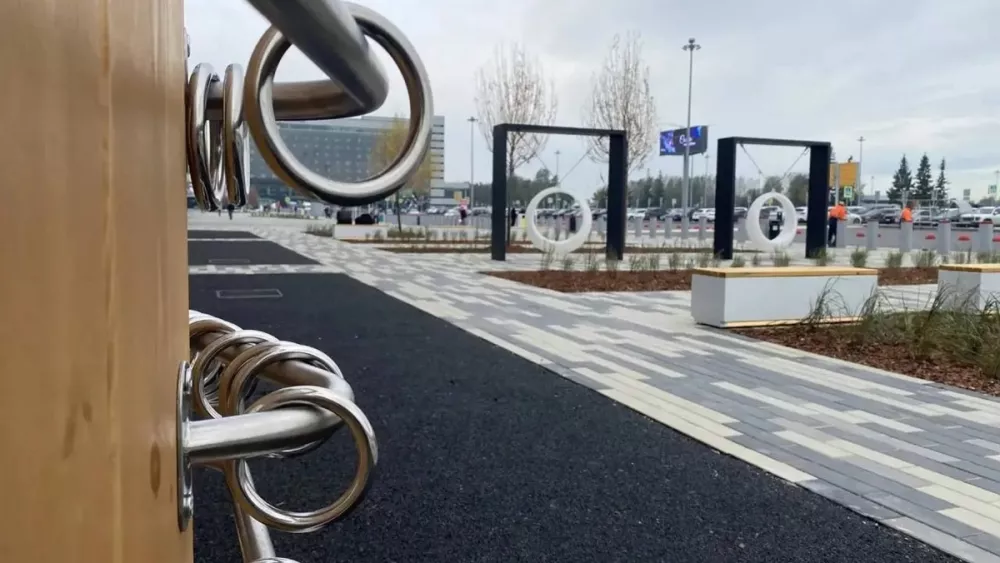 Детскую площадку открыли на обновленной площади перед аэропортом Кольцово