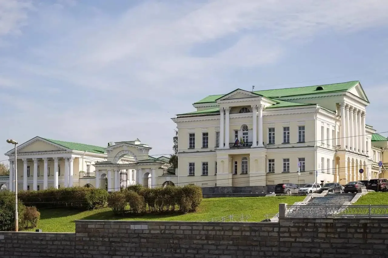 Усадьба Харитоновых-Расторгуевых рушится: власти ускоренно готовят документы для передачи региону