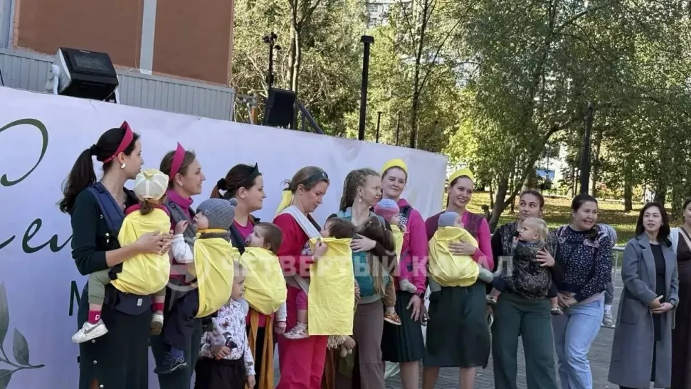 Двойняшки, беременные и слингомамы: необычный парад прошёл в Екатеринбурге