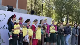Двойняшки, беременные и слингомамы: необычный парад прошёл в Екатеринбурге Двойняшки, беременные и слингомамы: необычный парад прошёл в Екатеринбурге