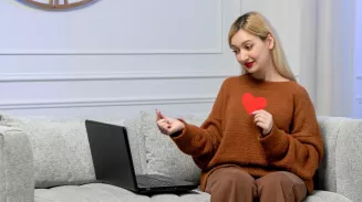 «Привет, как дела?» не работает: психолог рассказала, как знакомиться онлайн