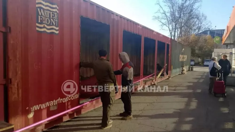На незаконные контейнеры под окнами жалуются жильцы дома в микрорайоне Кольцово
