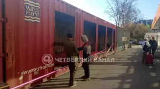 На незаконные контейнеры под окнами жалуются жильцы дома в микрорайоне Кольцово На незаконные контейнеры под окнами жалуются жильцы дома в микрорайоне Кольцово