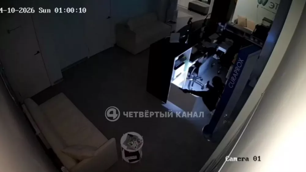 Неизвестные разбили камнем двери стоматологии на Циолковского и украли щётки