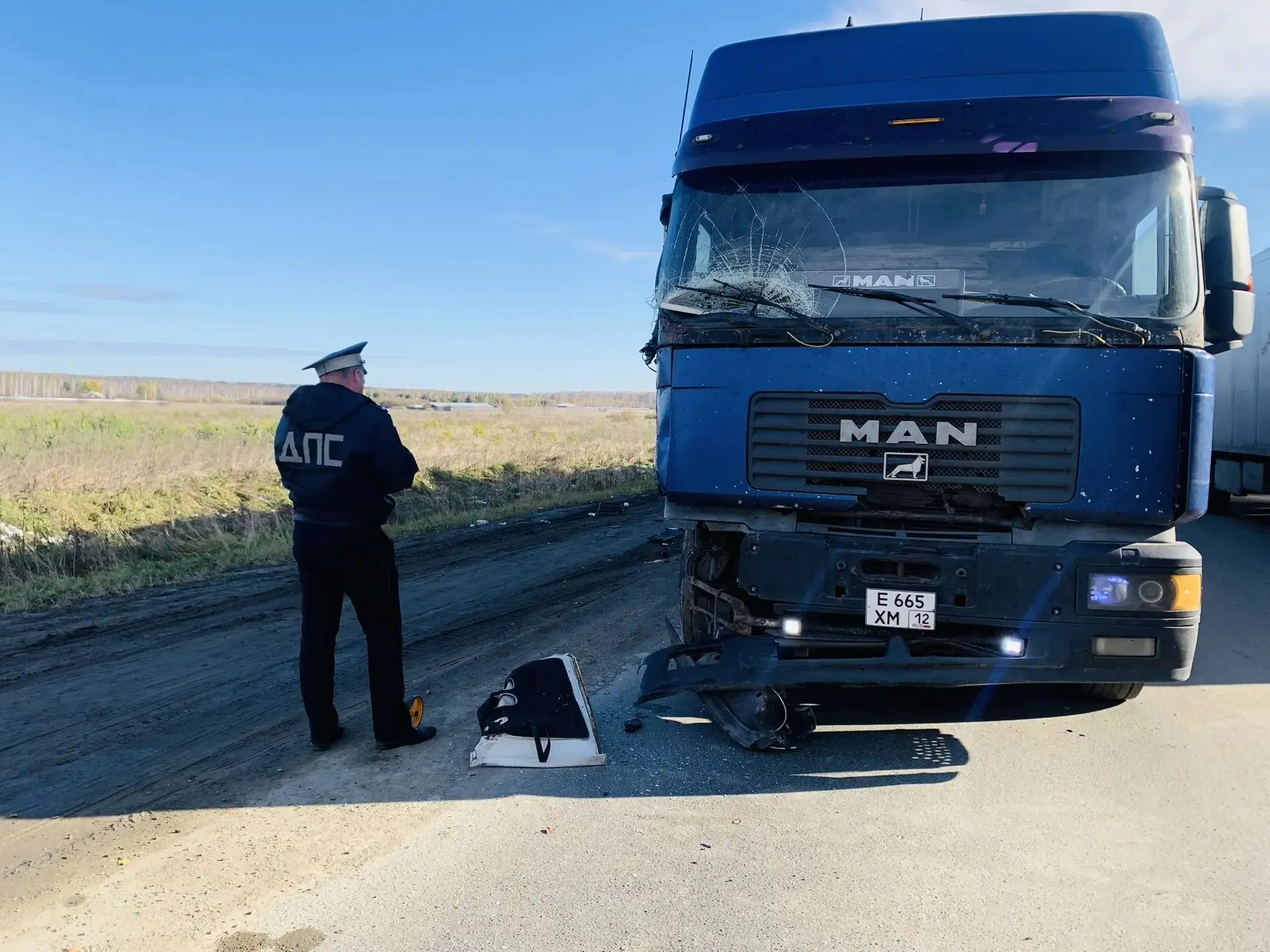 На трассе под Екатеринбургом грузовик сбил чинившего машину мужчину