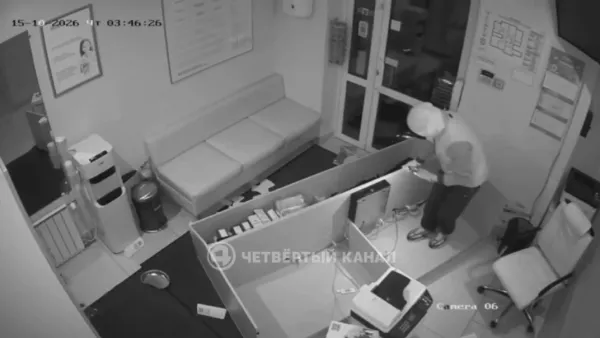 Разгромили стойку и утащили пустую кассу ночные налётчики из медцентра в Екатеринбурге